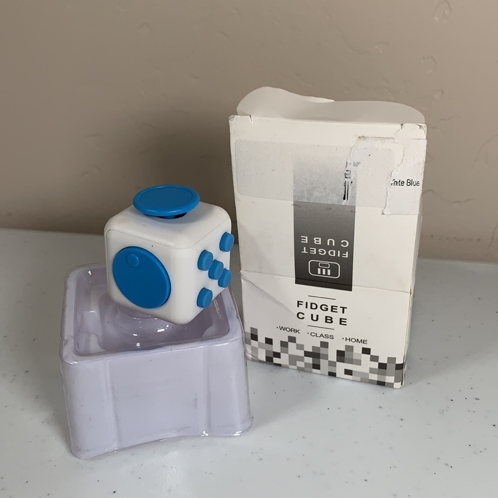 Travel Game Bundle - Connect4, Uno & Fidget Cubes - Picture 10 of 10